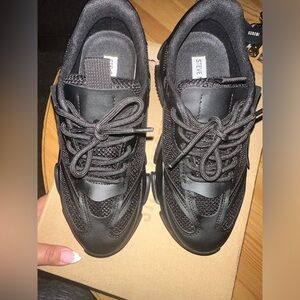 Steve Madden possession sneaker
